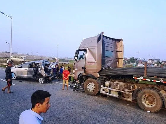 Hủy 2 bản án sơ thẩm và phúc thẩm vụ án xe container đâm vào xe Innova đi lùi trên cao tốc