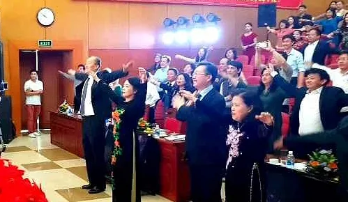 Bộ trưởng Bộ Y tế tập thể dục trong khai mạc Những ngày phim y tế Việt Nam 2019