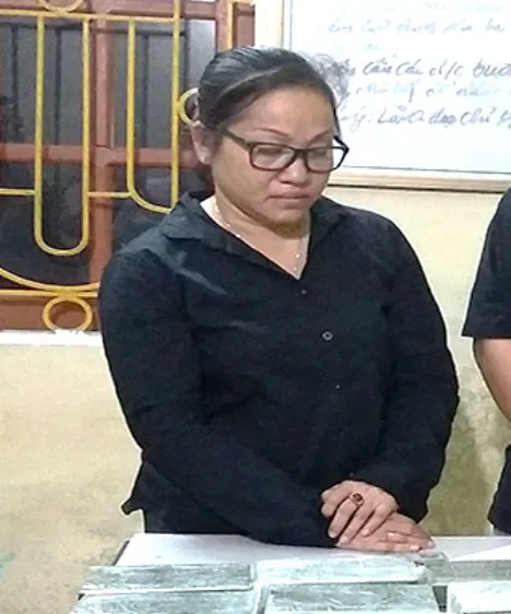 Đi xe cùng con cháu, bà mang thêm 30 bánh heroin 