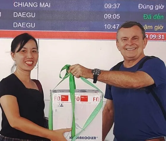 Tặng 10 giác mạc của người Mỹ để ghép cho bệnh nhân Việt Nam