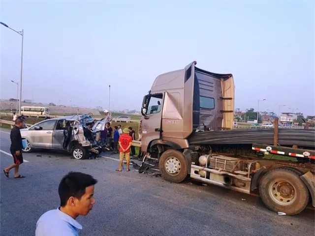 Tài xế xe container tông xe Innova đi lùi ở cao tốc vẫn bị quy tội