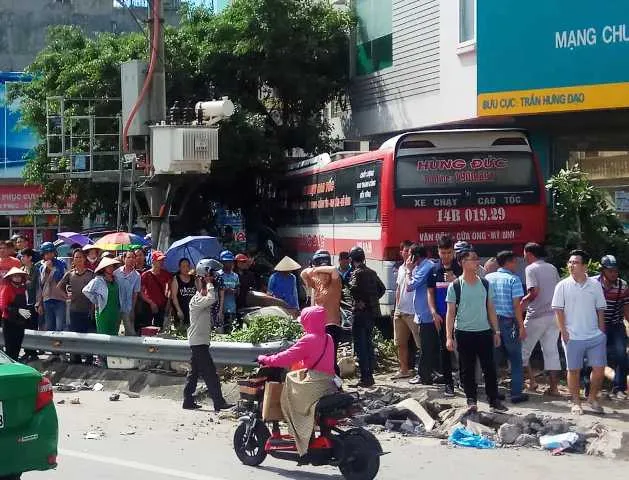 Đổ dốc cầu Bãi Cháy, xe khách mất lái gây tai nạn liên hoàn