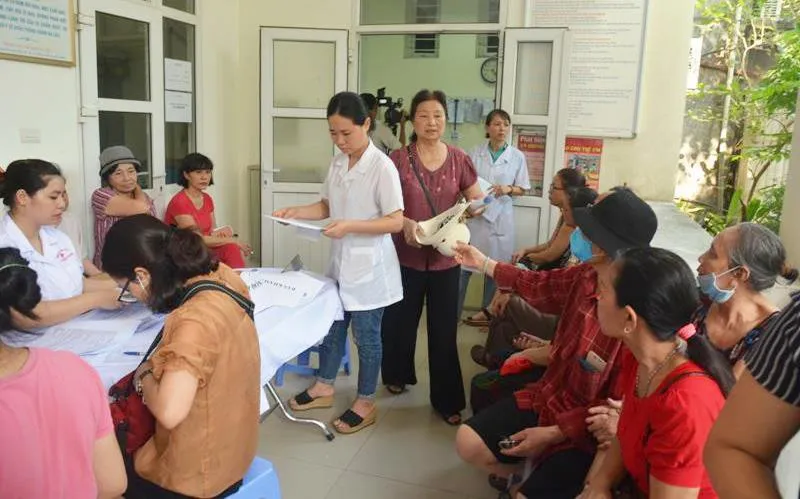 Đổ xô khám sức khỏe sau vụ cháy công ty Rạng Đông