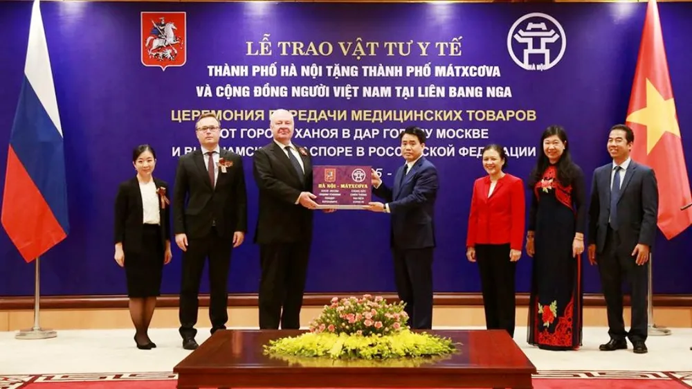 Hà Nội tặng Mátxcơva một lượng lớn khẩu trang y tế chống dịch Covid-19
