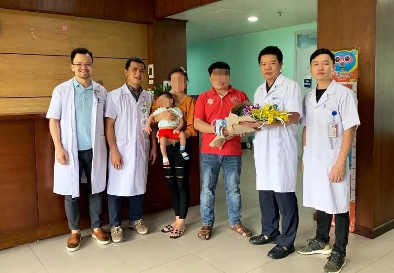 Bác sĩ Việt Nam cứu sống bệnh nhi người Lào có u nang lớn ở phổi