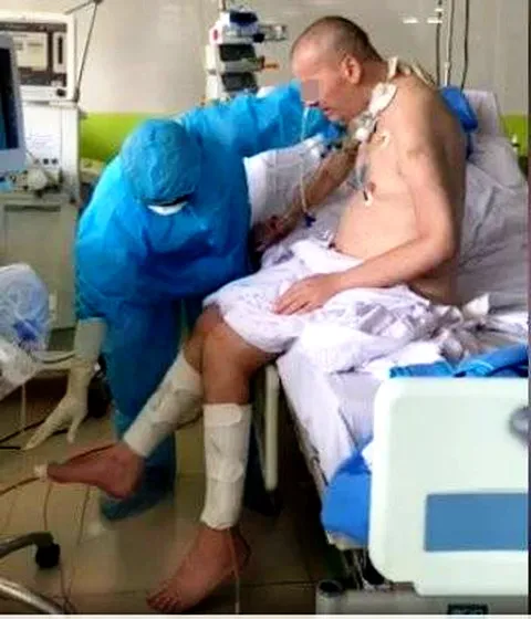 Bệnh nhân phi công người Anh đã ngồi dậy, cầm bút viết