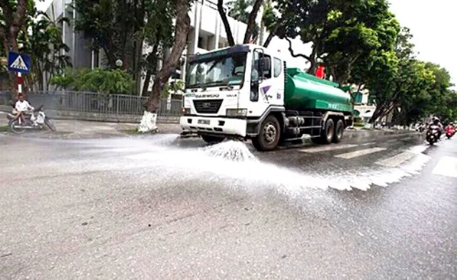 Ô nhiễm, nóng bức, Hà Nội chi hơn 114 tỷ để rửa đường ở 30 quận huyện