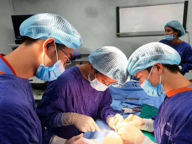Uống rượu ba kích, người đàn ông 40 tuổi nhập viện vì bị cương cứng suốt 30 giờ