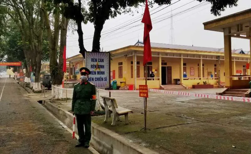 Một cơ sở cách ly người nhập cảnh của quân đội được bảo vệ, quản lý nghiêm ngặt