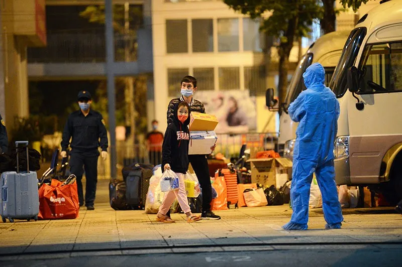 Xúc động 15 học sinh đầu tiên của Trường Tiểu học Xuân Phương được về nhà ăn tết