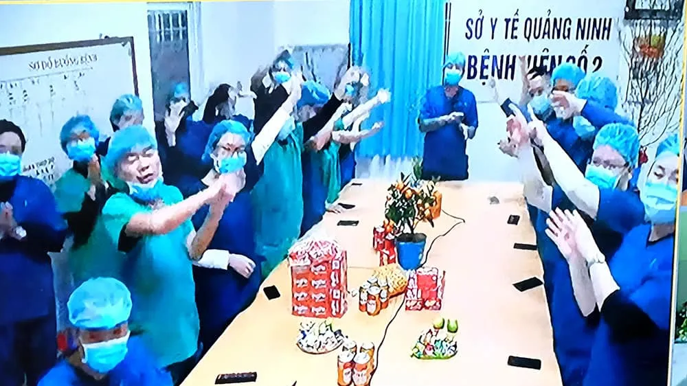 Giao thừa đặc biệt của Bộ trưởng Nguyễn Thanh Long và các y, bác sĩ điều trị bệnh nhân Covid-19