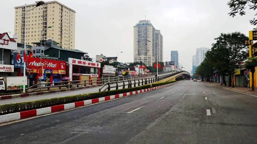 Hà Nội vắng lặng như giãn cách xã hội