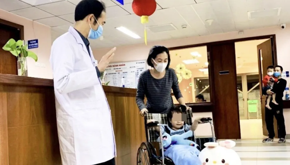 Sáng nay 5-3, bé gái bị rơi từ tầng 12A tươi tắn xuất viện 