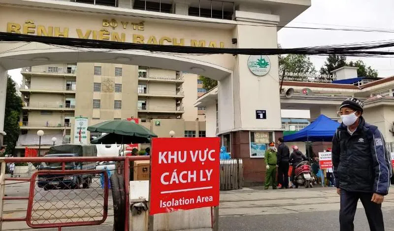 Vì sao hàng trăm cán bộ, nhân viên Bệnh viện Bạch Mai nghỉ việc? 