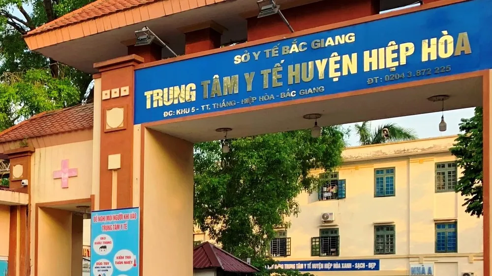 Xử lý nghiêm vụ bệnh nhân Covid-19 trèo tường bệnh viện ra ngoài mua đồ