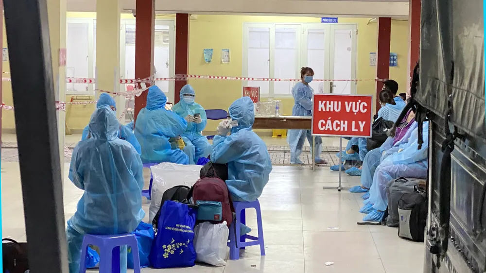 Người dân chờ nhận phòng tại một khu cách ly tập trung ở quận Bình Tân, TPHCM, chiều tối 17-6-2021. Ảnh: CAO THĂNG