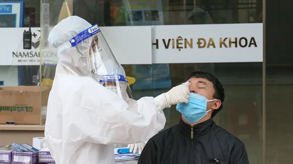 Người dân được lấy mẫu xét nghiệm tại Bệnh viện Đa khoa Quốc tế Nam Sài Gòn, ngày 28-7. Ảnh: HOÀNG HÙNG