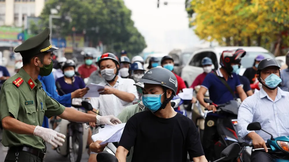 Hà Nội bỏ quy định “làm khó” người dân khi ra đường đi làm trong lúc giãn cách