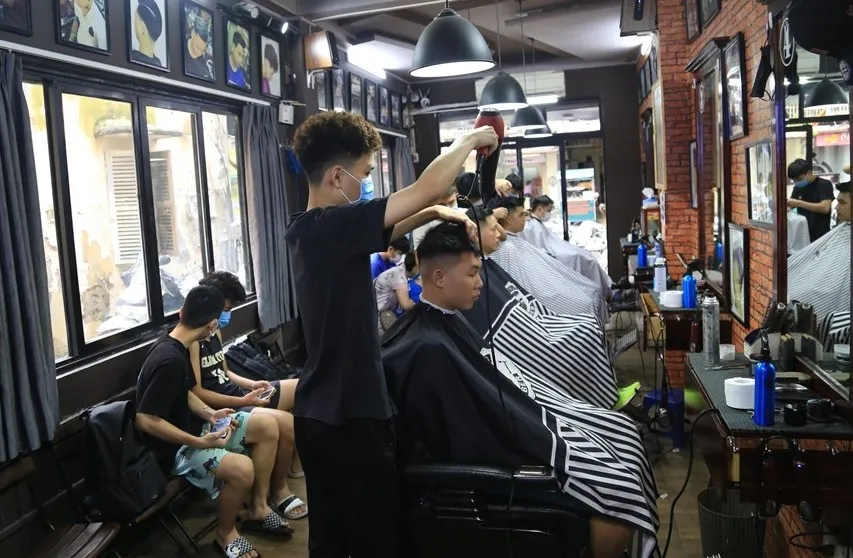 Một nhân viên salon tóc mắc Covid-19, Trung tâm Kiểm soát bệnh tật Hà Nội thông báo khẩn