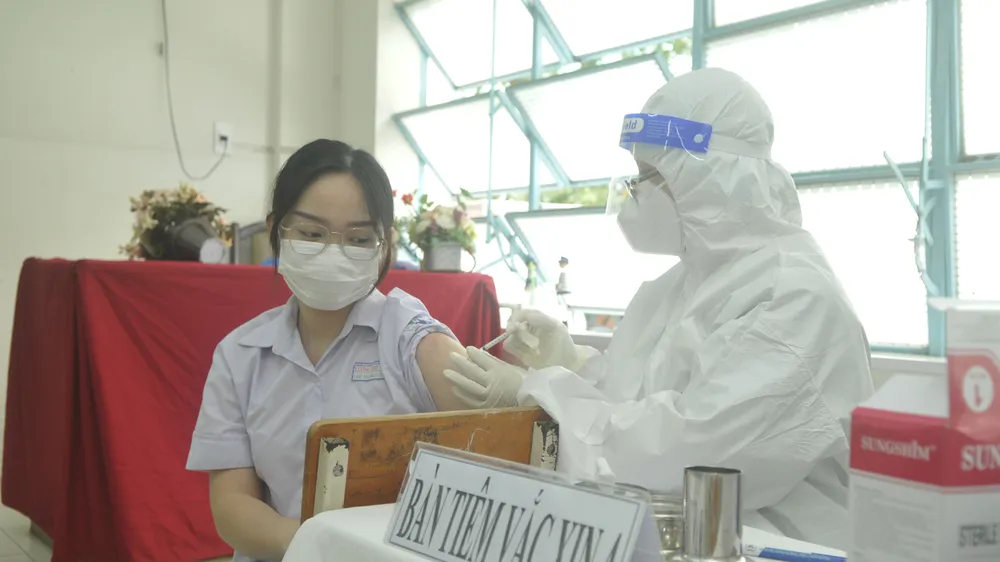 Tiêm vaccine cho trẻ em từ 12-17 tuổi tại TPHCM. Ảnh: CAO THĂNG
