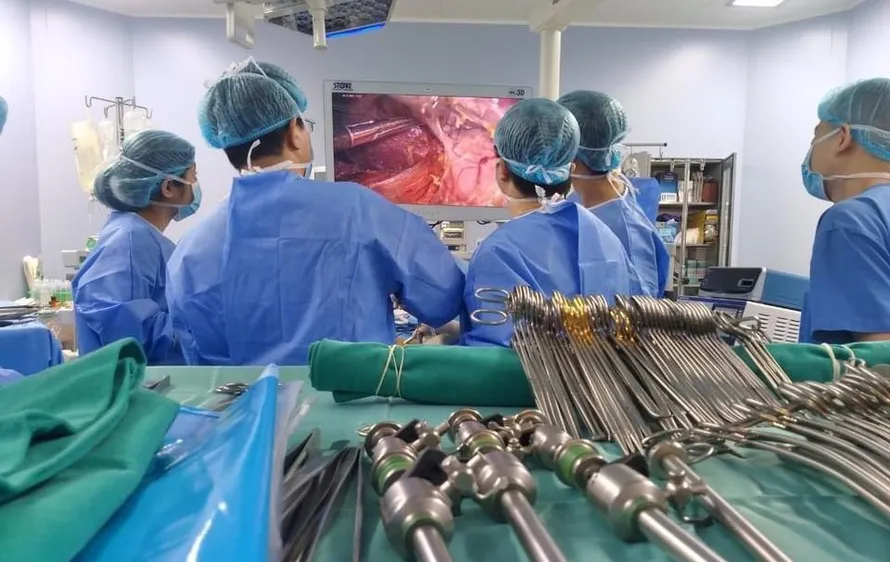 Nội soi lấy mảnh gan từ người hiến sống để ghép gan cho người bệnh hiểm nghèo