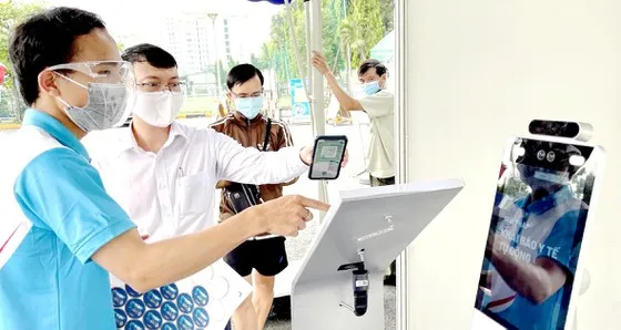 Khai báo y tế tự động quét mã QR được áp dụng tại những nơi công cộng. Ảnh: HOÀNG HÙNG