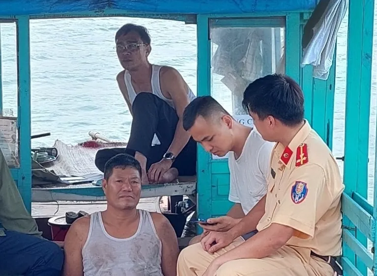 Bắt băng nhóm thu tiền bảo kê tàu hàng trên biển 