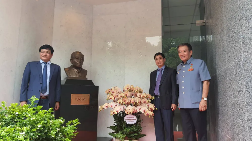 Trang trọng Lễ đặt tượng cố Giáo sư Từ Giấy tại Viện Dinh dưỡng Quốc gia