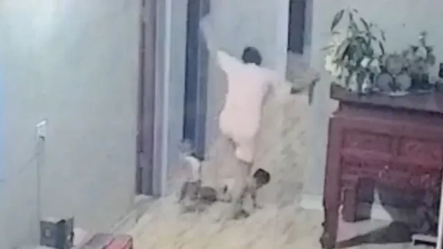 Lập hồ sơ xử lý người phụ nữ đạp gãy chân con trai