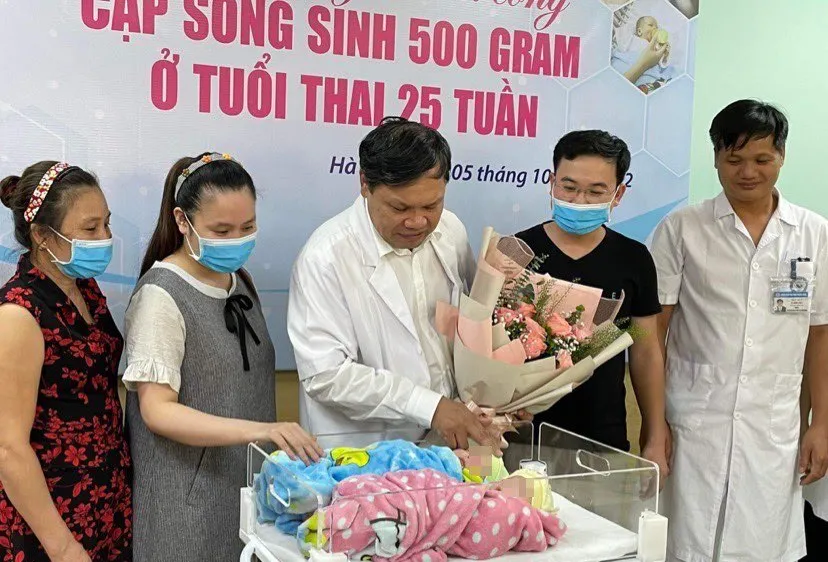 Lần đầu tiên, Việt Nam nuôi dưỡng thành công cặp song sinh rất non, chỉ nặng 500g