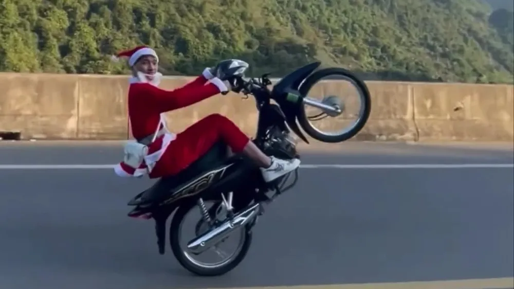 Tạm giam thanh niên mặc đồ "ông già Noel" chạy xe máy bốc đầu, lạng lách