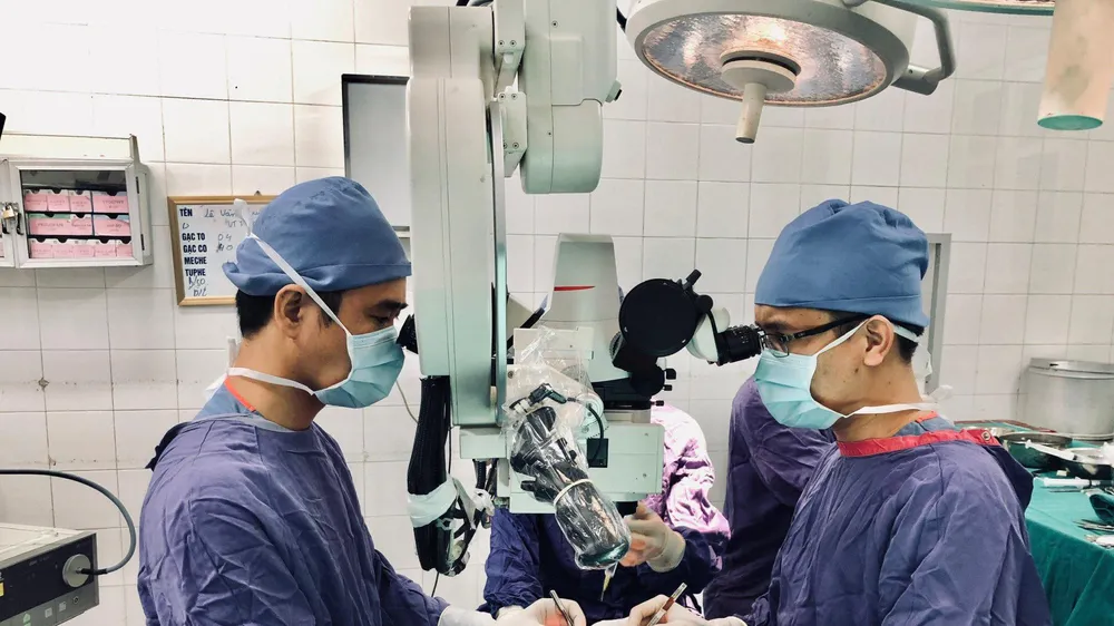Một phụ nữ bị máy làm giấy lột rời da đầu, tai và mí mắt 