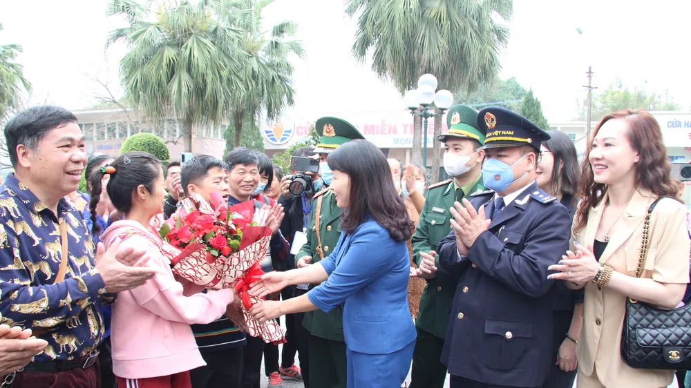 38 du khách Trung Quốc đầu tiên “xông đất” Cửa khẩu quốc tế Móng Cái 
