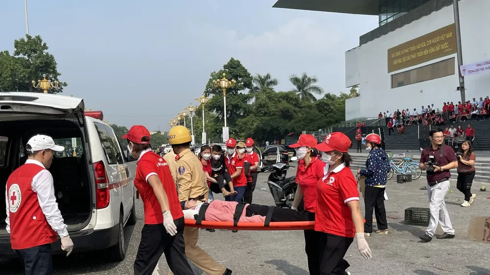 Hàng trăm người diễn tập cấp cứu tai nạn giao thông đường bộ