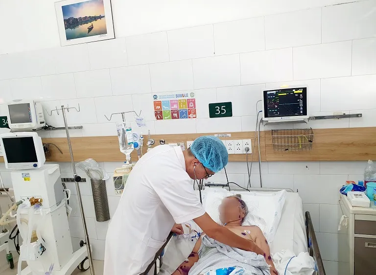 Nhiều người bị ong đốt nguy kịch, bác sĩ chỉ cách ngừa biến chứng nguy hiểm 