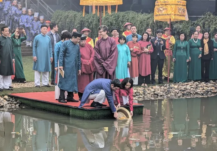 Hà Nội thả cá chép trên dòng sông cổ ở Hoàng thành Thăng Long 