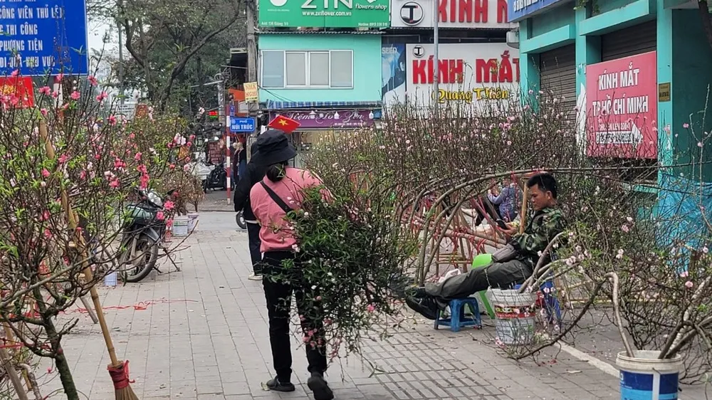 Khẩn trương làm rõ việc tự xưng công an để thu phí "lốt" bán cây cảnh tết