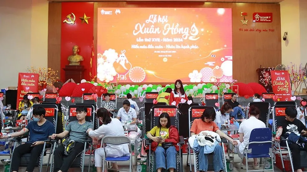 Khai hội Xuân Hồng 2024, giới trẻ nô nức hiến máu 