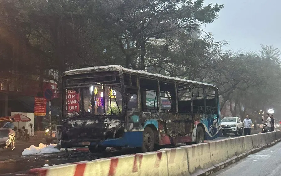 Xe buýt bốc cháy ngùn ngụt trên đường phố Hà Nội