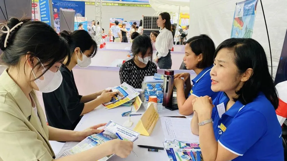  Cơ hội việc làm cho hàng ngàn người trong ngày hội nghề nghiệp, lao động ở Đông Anh 
