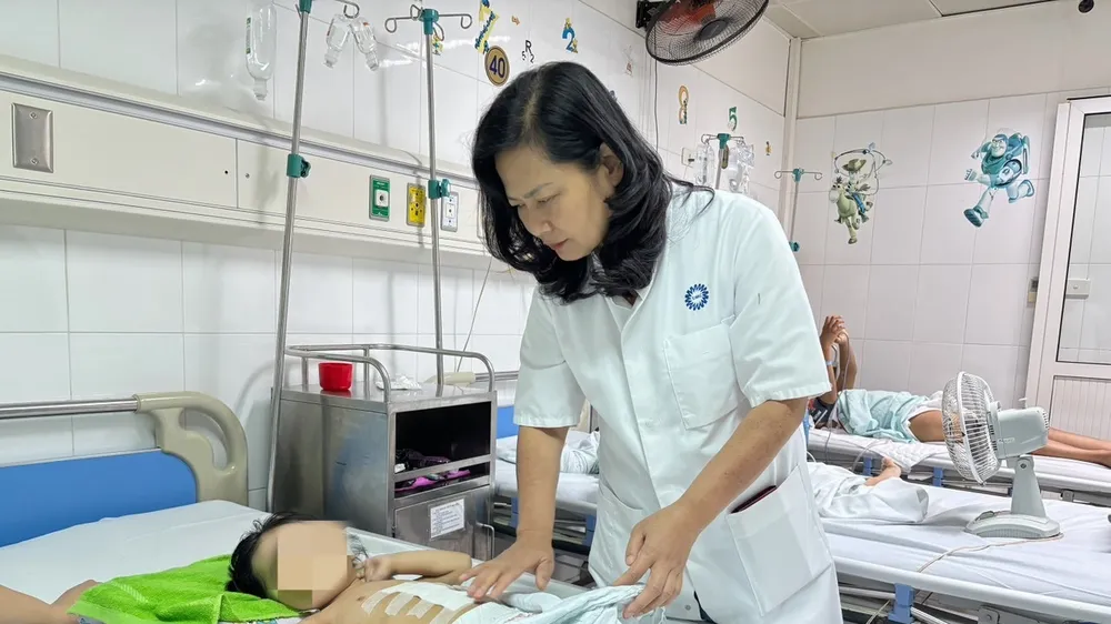 Cứu sống bé gái 3 tuổi bị xe công nông cán qua người