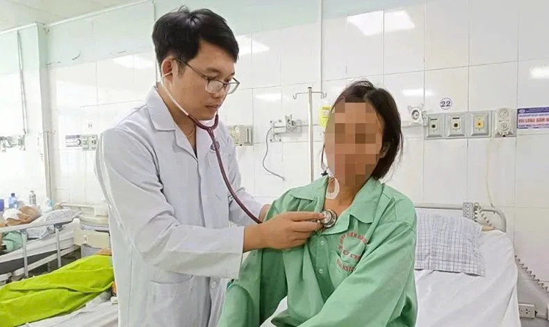 Cứu sống 2 công nhân hôn mê sâu, nghi ngộ độc khí trong bể chứa thực phẩm