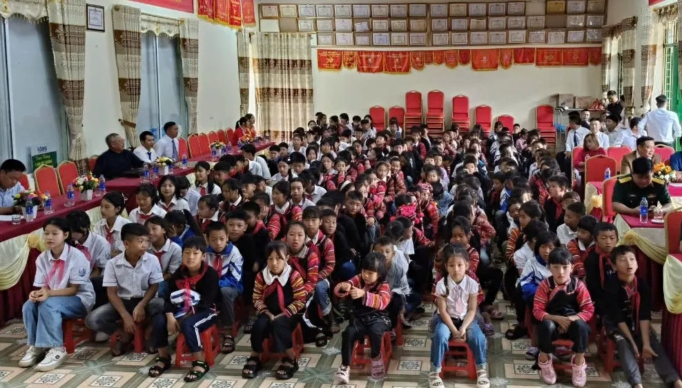 Lễ khai giảng đặc biệt ở Sín Thầu - nơi cực Tây của Tổ quốc