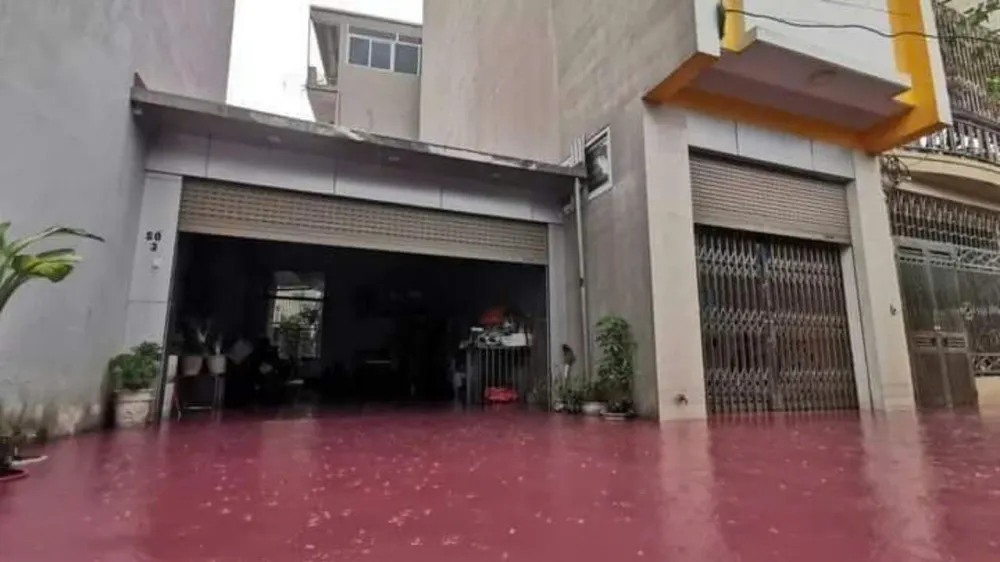 Hà Nội: Nước đỏ như huyết ồ ạt tràn vào nhà dân, Công an quận Bắc Từ Liêm vào cuộc