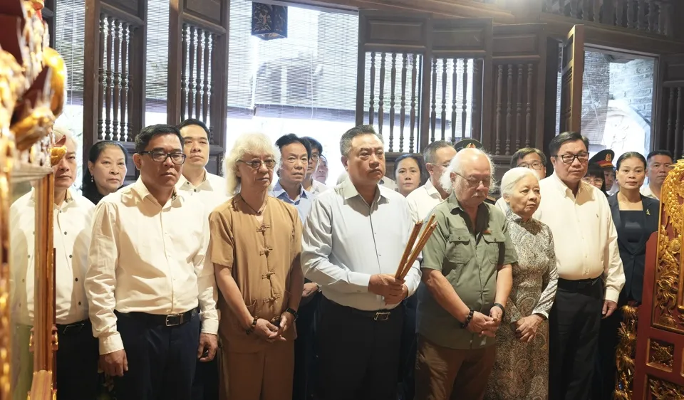 Dâng hương tưởng niệm cố bác sĩ Trần Duy Hưng- Chủ tịch đầu tiên của TP Hà Nội