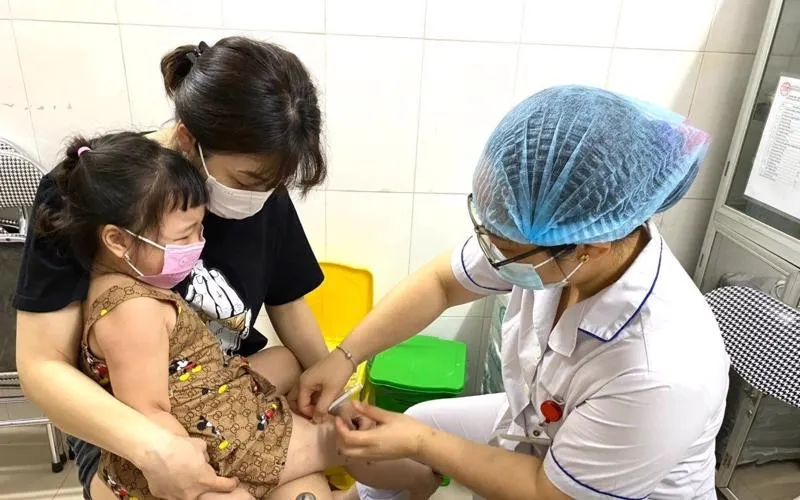 Chỉ 1 tuần có hơn 23.000 trẻ em và nhân viên y tế ở Hà Nội được tiêm vaccine sởi