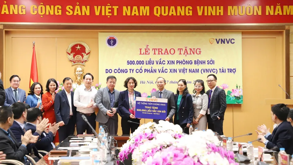VNVC trao tặng Bộ Y tế 500.000 liều vaccine phòng sởi 