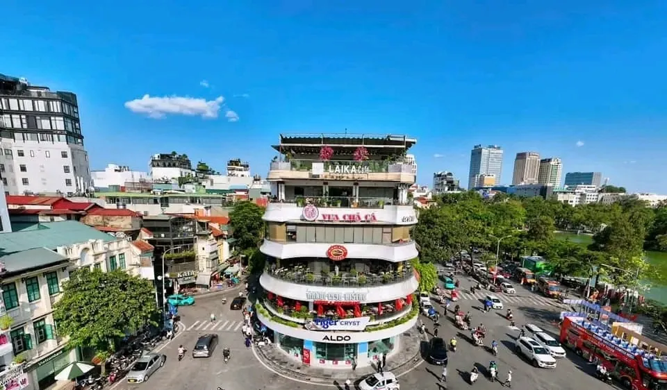 Vì sao tòa nhà “Hàm cá mập” bên hồ Gươm vẫn chưa thể phá dỡ?