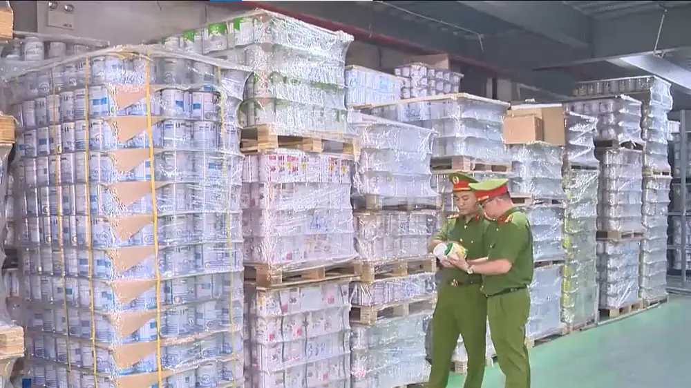 Cơ quan công an kiểm tra kho sữa giả tại Hà Nội