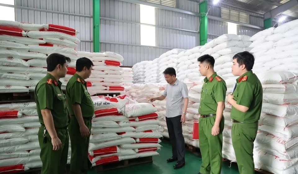 Lực lượng công an kiểm tra kho mỳ chính giả của Công ty TNHH Famimoto Việt Nam